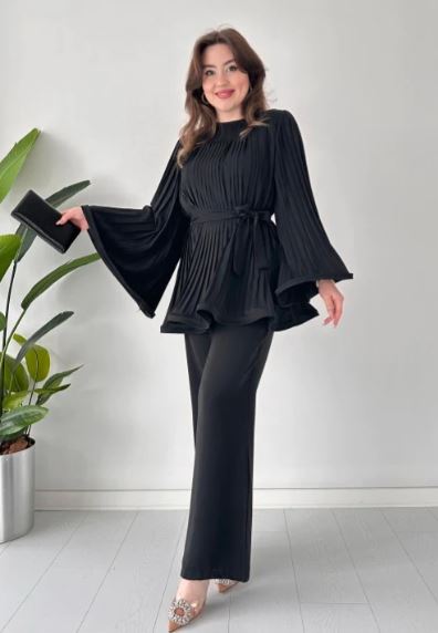 Elena – Eleganz in Schwarz Plissee-Jumpsuit