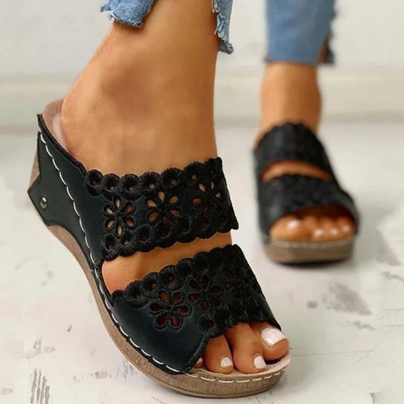 Ava Schwarz: Sandalen mit Blumenakzenten – Edles Design trifft Komfort