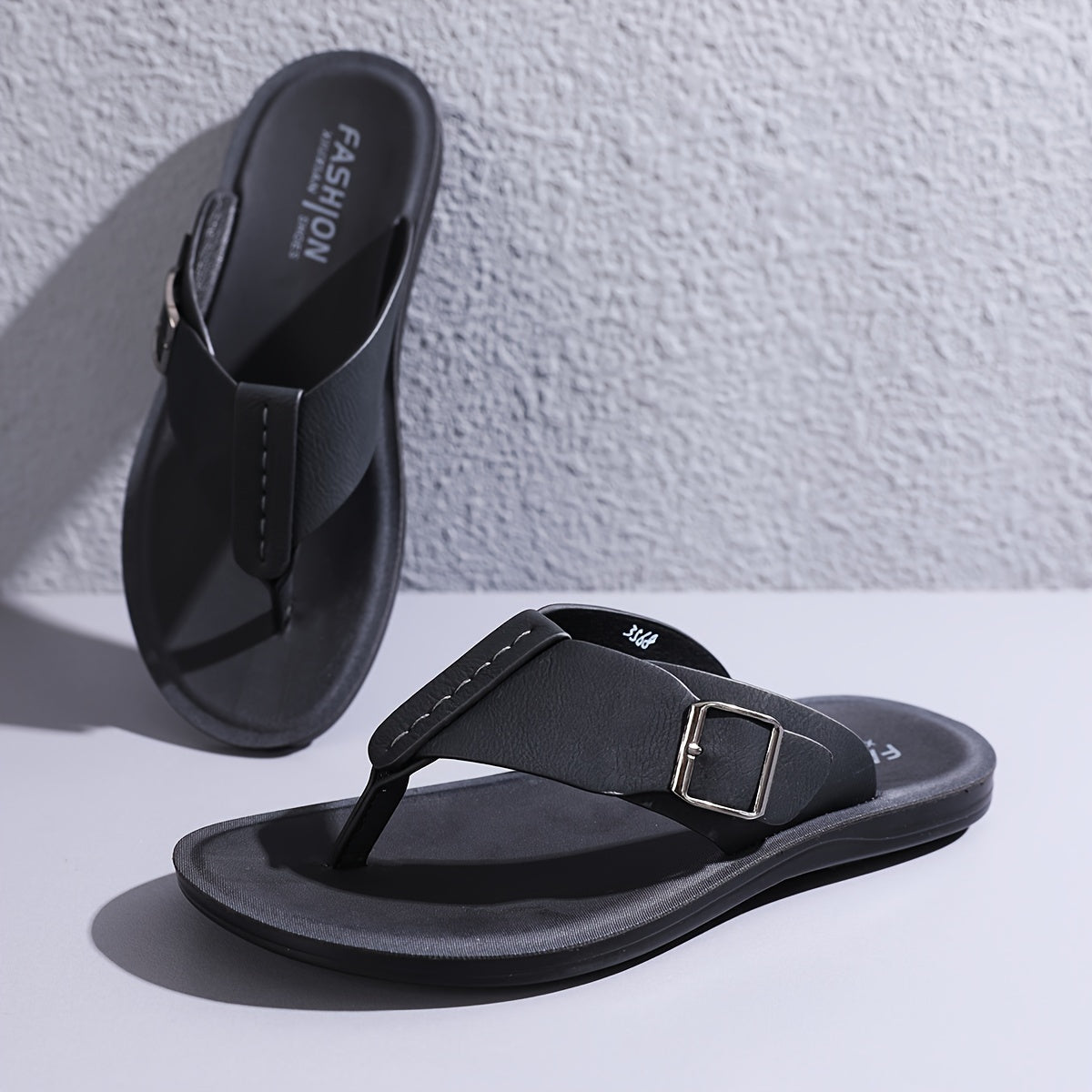 Schwarze Flip-Flops mit Schnalle - Leo