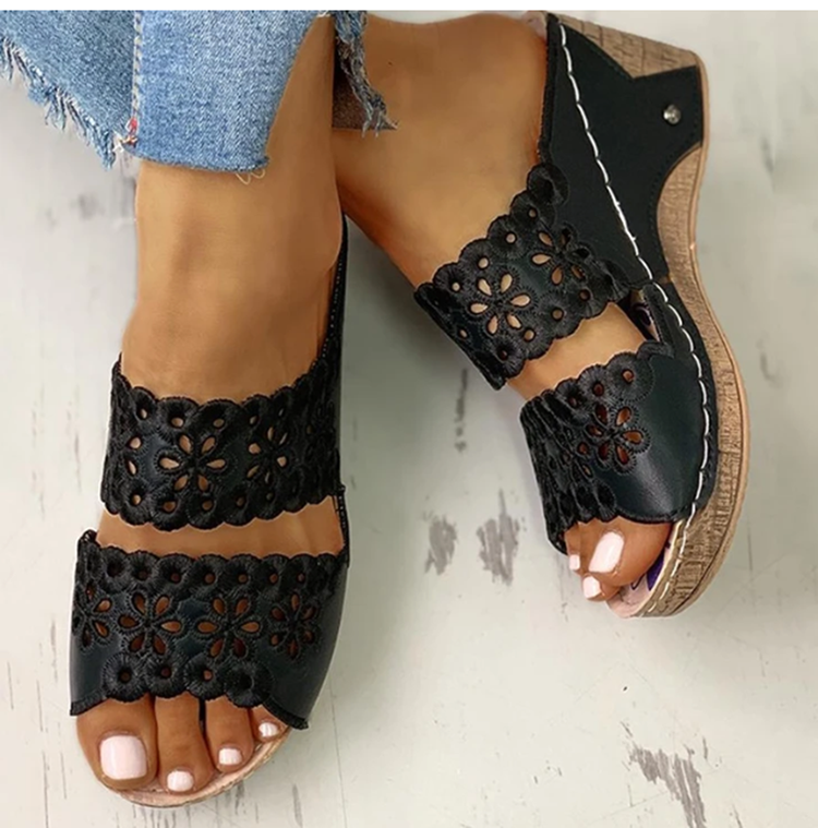 Ava Schwarz: Sandalen mit Blumenakzenten – Edles Design trifft Komfort