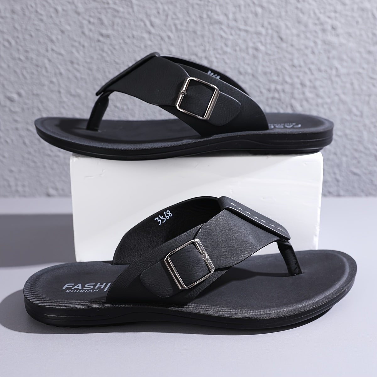 Schwarze Flip-Flops mit Schnalle - Leo