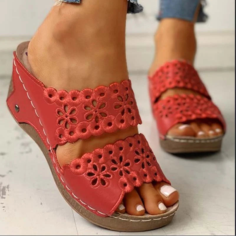 Ava Schwarz: Sandalen mit Blumenakzenten – Edles Design trifft Komfort